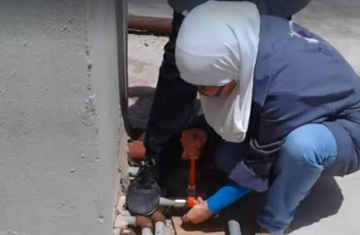 ظروف الحياة تُجبر نساء اردنيات و سوريات على العمل بـ"السباكة" في اربد