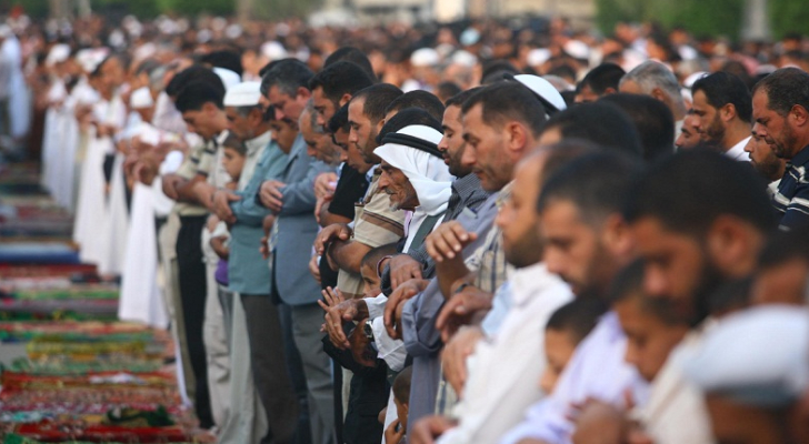 الأردنيون يؤدون صلاة الغائب على شهداء غزة 