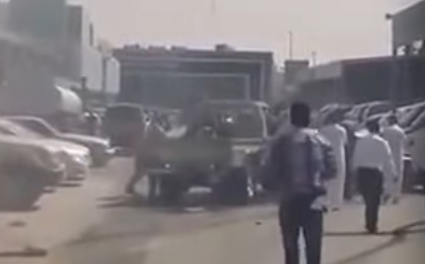 بالفيديو  ..  لص يحاول  سرقة مركبة في معرض للسيارات بالسعودية