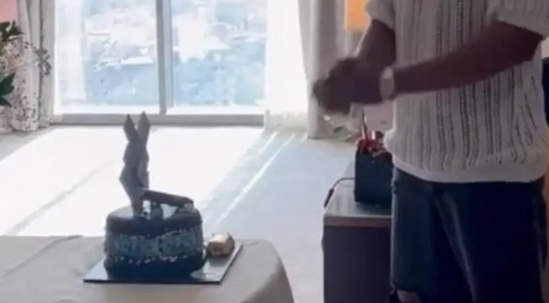 سيجار وذهب ودولارات ..  هكذا احتفل محمد رمضان بميلاده