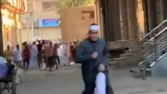 فيديو ..  كشف حقيقة هروب شخص ادعى أنه "امام مسجد" من الشرطة أثناء محاولة صلاة العيد في مصر