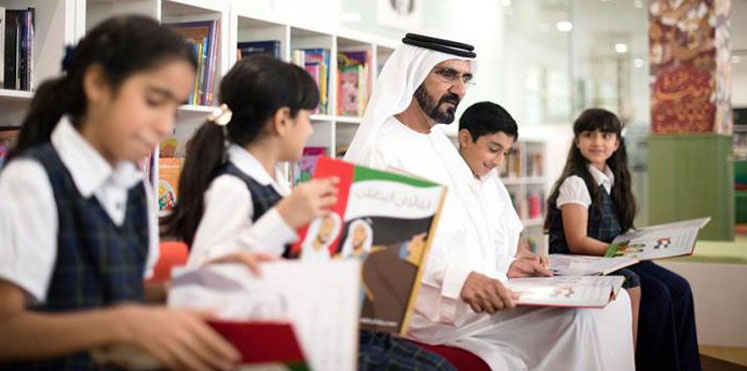 الإماراتيون ينشغلون بالقراءة بعد أن أصبح لها قانون جديد يدعمها