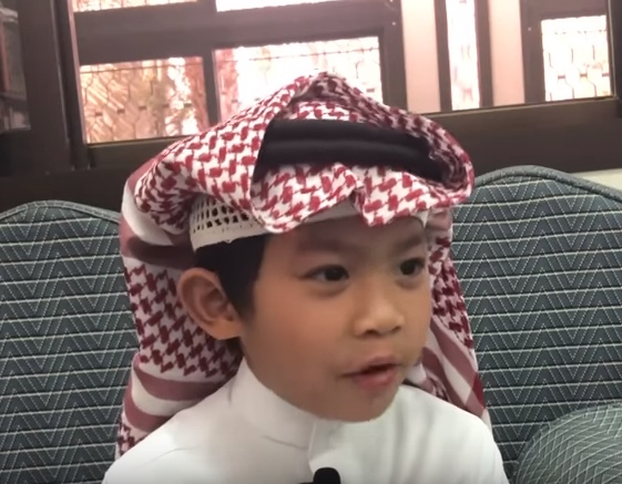 بالفيديو  ..  طفل فلبيني عمره (7)سنوات لا يتحدث إلا بالعربية 