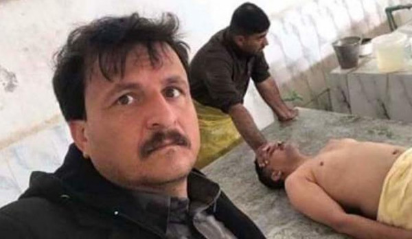 "سيلفي" لحفار قبور مع جثة أحد الموتى تثير ضجة في العراق