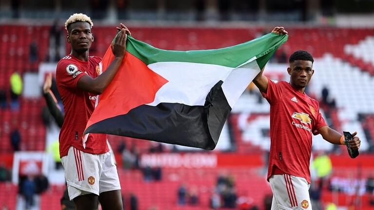 بالفيديو : بوغبا وتراوري يحملان علم فلسطين في أولد ترافورد