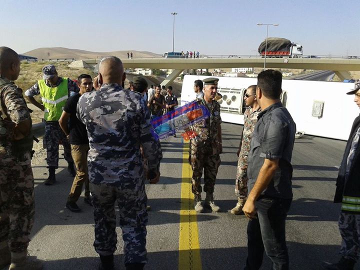 بالصور ..  إصابة 33 طالبا في الجامعة الهاشمية بتدهور حافلة