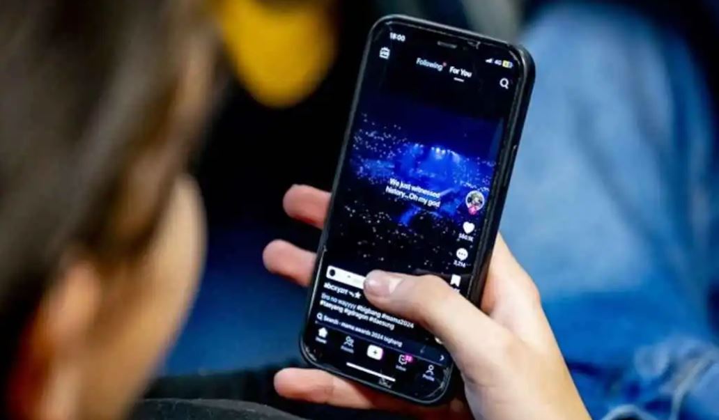 خوارزميات المتعة ..  كيف يدفعك "تيك توك" إلى التمرير بلا توقف؟ 