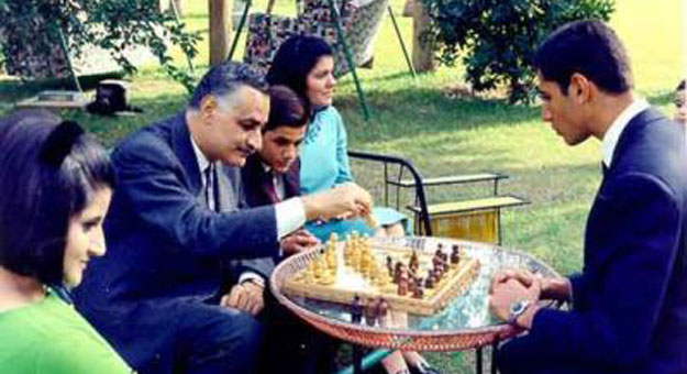 بالصور  ..  كيف تعرف رؤساء مصر على زوجاتهم من محمد نجيب حتى محمد مرسي