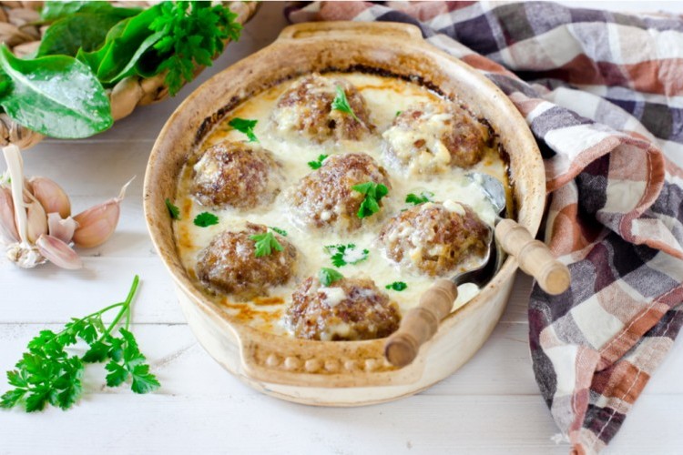 كرات اللحم بالصوص الأبيض