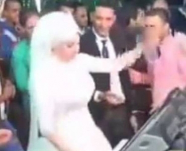 بالفيديو  ..  عروس تشعل حفل زفافها بطريقه لا تصدق 