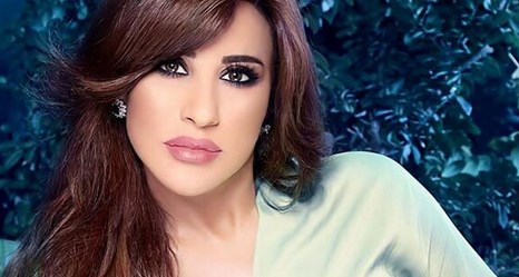 معجبة تكتب اسم نجوى كرم بالسكين على يديها والفنانة ترد غاضبة ..  فيديو