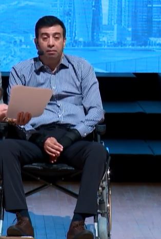 "المرض أخذ مني أشياء كثيرة لكنه لم يأخذ علمي وخبرتي" ..  طبيب أردني يواصل عمله في الطب النووي رغم إصابته بالشلل - فيديو