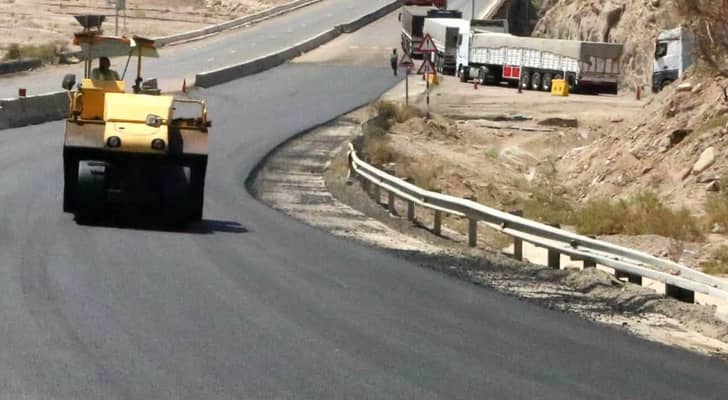 أبو السمن يتفقد مشاريع الطرق في العقبة ويوجه بتعزيز الرقابة على الحمولات المحورية