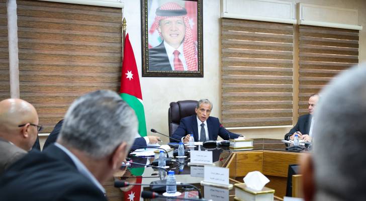 رئيس الوزراء يوجه بتخصيص أراضٍ لإنشاء إسكانات للمعلمين في المحافظات