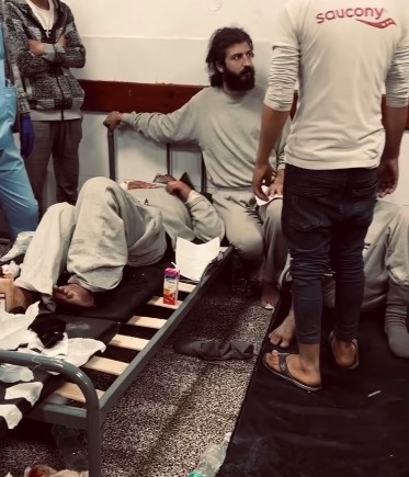 بالفيديو  ..  الاحتلال يفرج عن عدد من معتقلي غزة عبر معبر كرم أبو سالم في وضعي صحي صعب