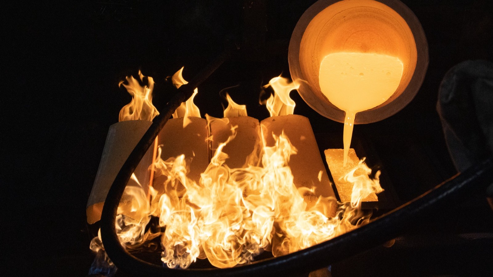 يوم أسود ..  الخسائر تلتهم ثلث قيمة الفضة والذهب يتكبد أكبر تراجع منذ الثمانينات