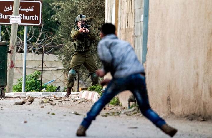 إصابة 10 فلسطينيين بالرصاص في مواجهات مع الاحتلال