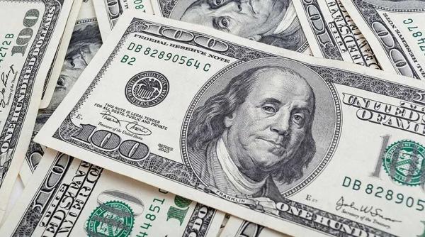 الدولار يبتعد عن أعلى مستوى منذ 20 عاماً