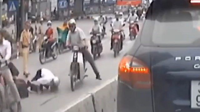 بالفيديو  ..  شرطي يضرب سائق دراجة نارية لم يخالف قواعد المرور 