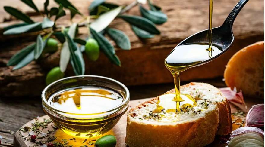 ماذا يحدث في جسمك عند تناول ملعقة من زيت الزيتون صباحا؟