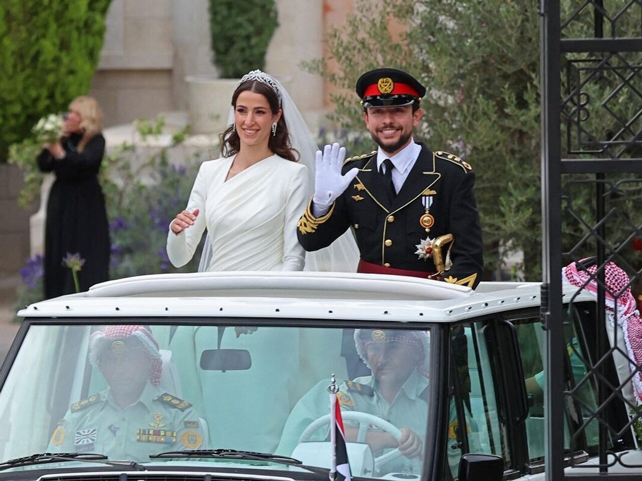 ولي العهد يشكر الأسرة الأردنية الكبيرة على مشاركته فرحة زفافه