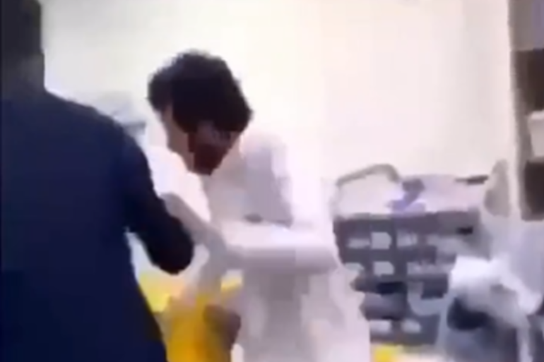 بالفيديو ..  الاعتداء على ممرضة سعودية لأنها رفضت فكّ المغذي من يد مريض