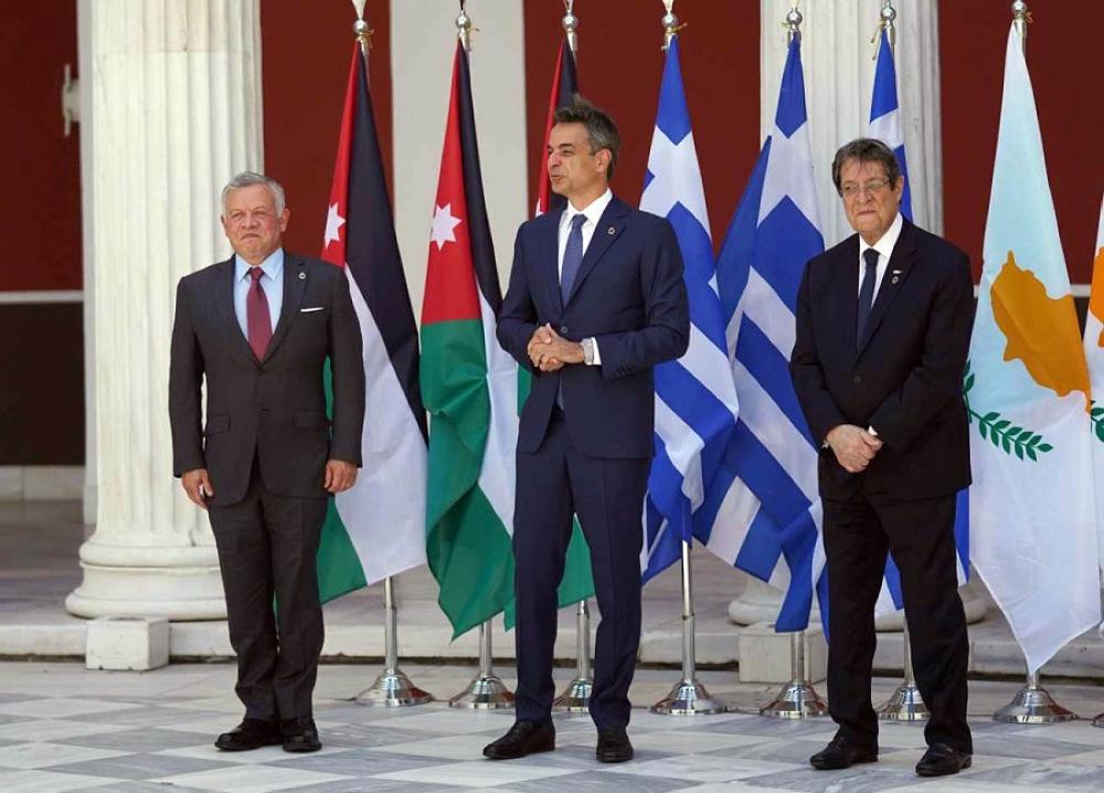 الملك والرئيس القبرصي ورئيس الوزراء اليوناني يعقدون قمة ثلاثية في أثينا