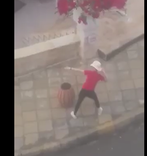 بالفيديو  ..  3 فتيات أجنبيات "مخمورات" يرقصن في احدى شوارع عمان  ..  والأهالي يناشدون الأمن 