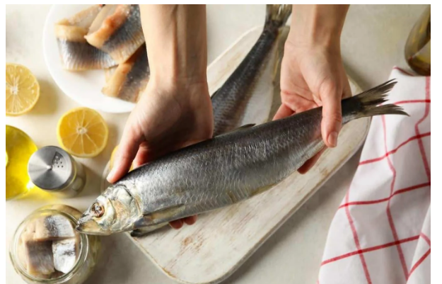حيل سحرية للتخلص من رائحة السمك المزعجة العالقة بيديك