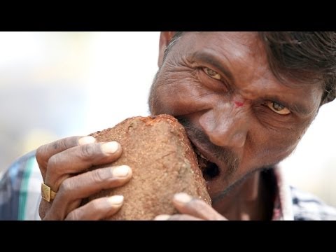 بالفيديو ..  هندى يأكل 3 كيلو من " الطوب» "و يستغني عن الطعام !