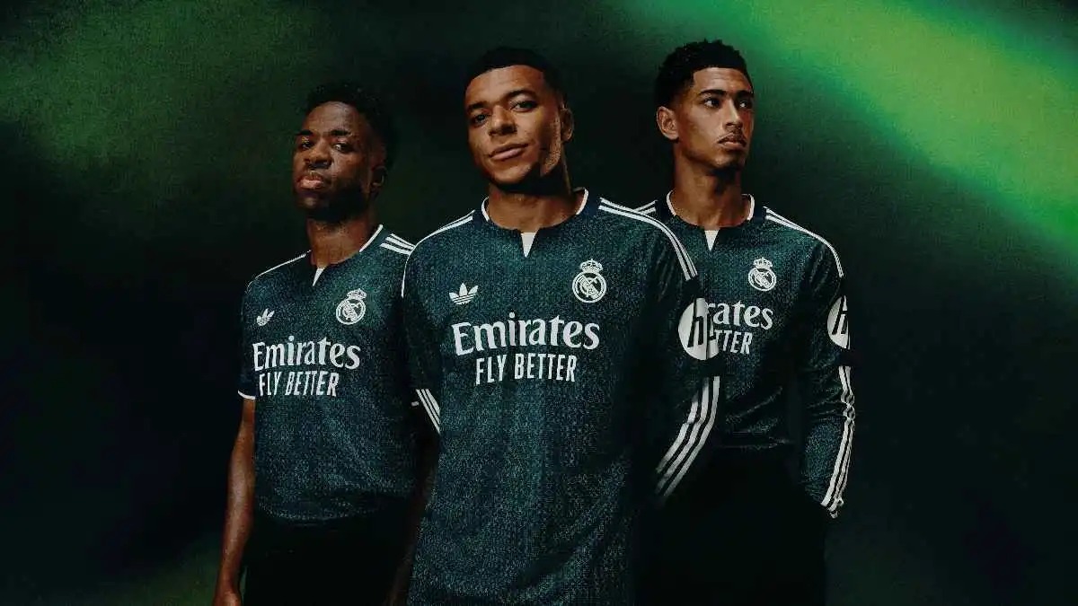 لأول مرة منذ 13 عاما ..  ريال مدريد يكشف عن قميصه الثاني باللون الأخضر 