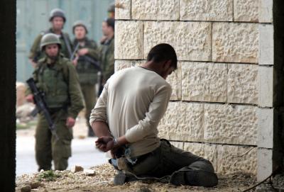 "يعلقون عراة في البرد" ..  صحفي فلسطيني لـ"سرايا": "الاحتلال يمارس اشنع طرق التعذيب بحق الاسرى الفلسطينيين"