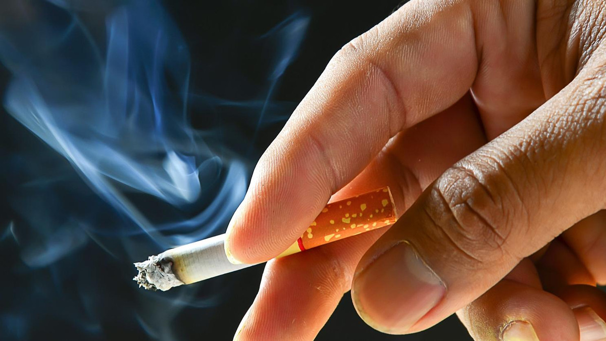 طبيب أردني يحذر: كسر الصيام بسيجارة يهدد الحياة