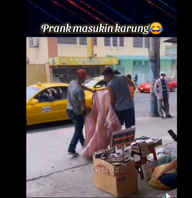 مقلب مضحك بعاملين في الشارع  .. شاهد ماذا حدث !