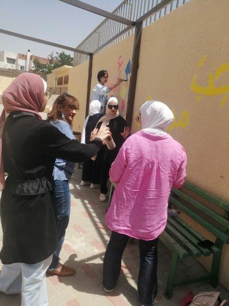 قسم التصميم الجرافيكي بجامعة البترا يقدم مشروع خدمة مجتمع إلى مدرسة البنيات الأساسية