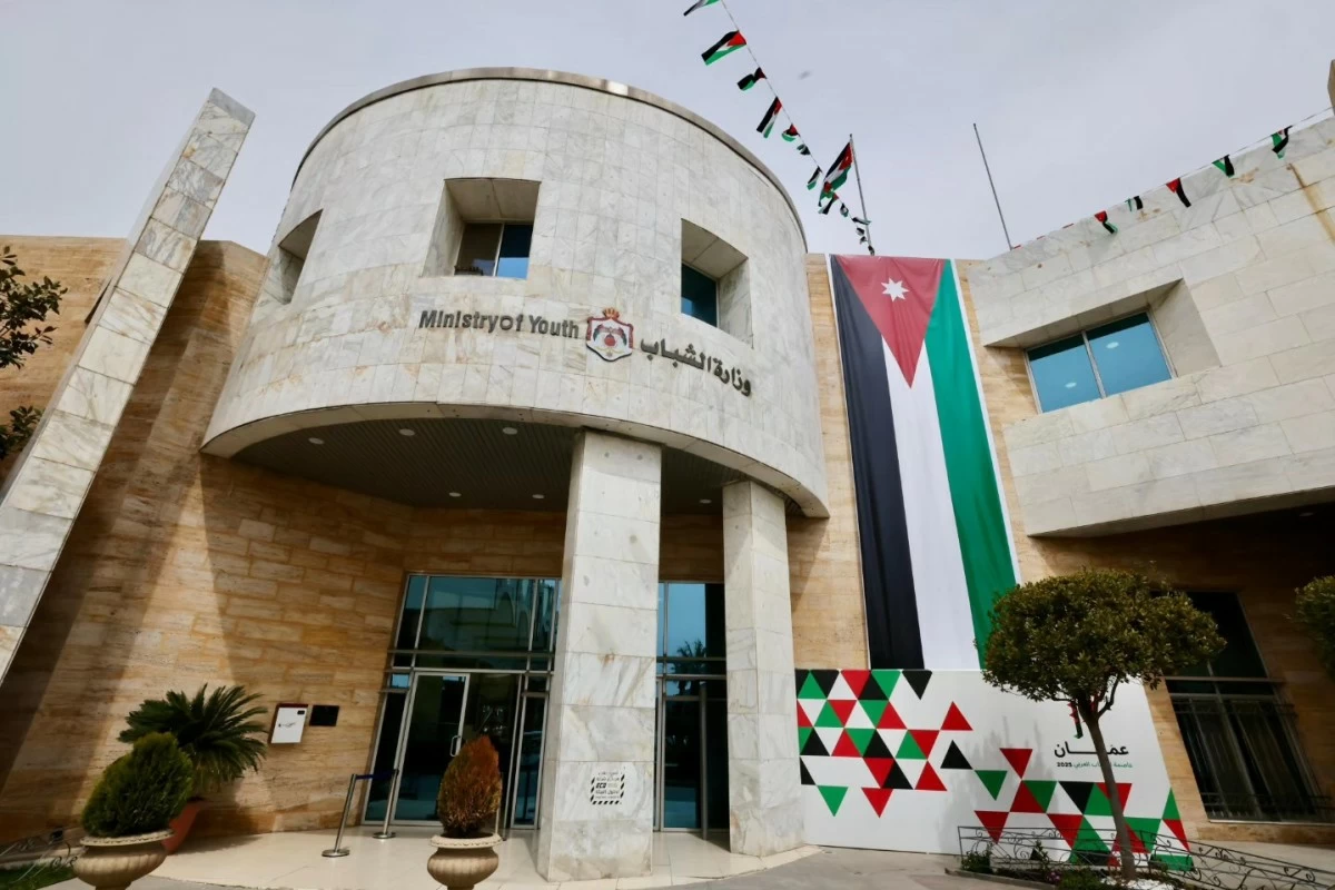 بعد 12 عاماً من الانتظار ..  عمال مياومة في أندية "الشباب" يطالبون بإنصافهم  