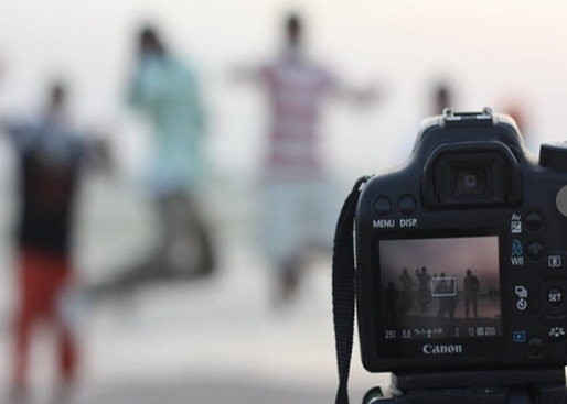 30 ألف درهم غرامة بعد تصوير أسرة في مكان عام في العين