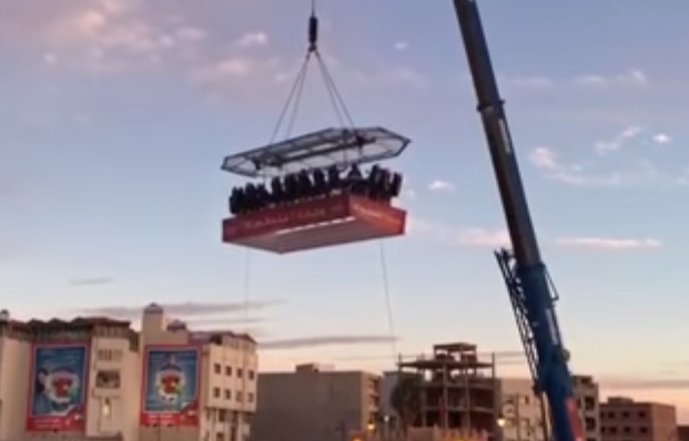 بالفيديو  ..  ماحقيقة سقوط مطعم معلق في البحرين و وفاة كل من فيه ؟