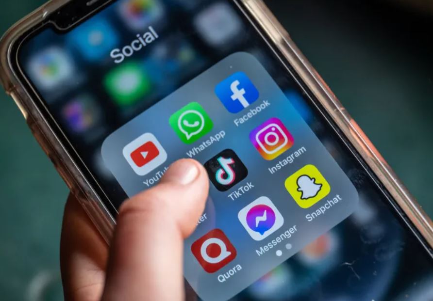 نيوزيلندا تقترح حظر استخدام وسائل التواصل الاجتماعي لمن دون 16 عاما