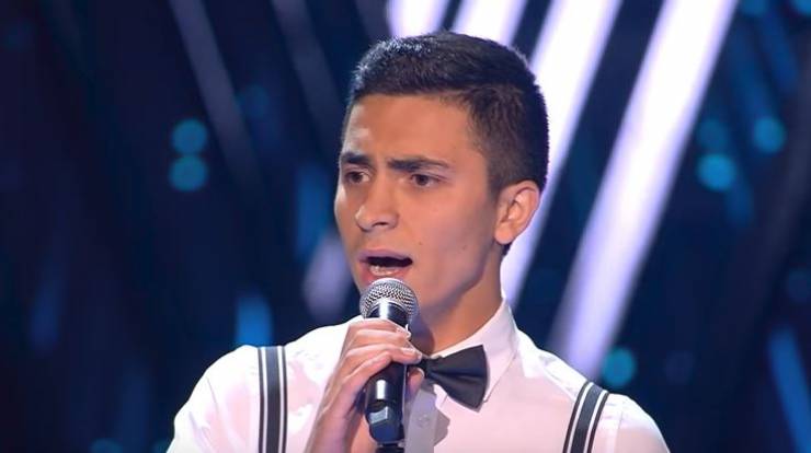 بالفيديو: متسابق سوري يرفض مصافحة لجنة 'ذا فويس'!
