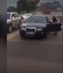 بالفيديو ..  أوقفتها الشرطة ..  فكادت تدهسها سيارتها