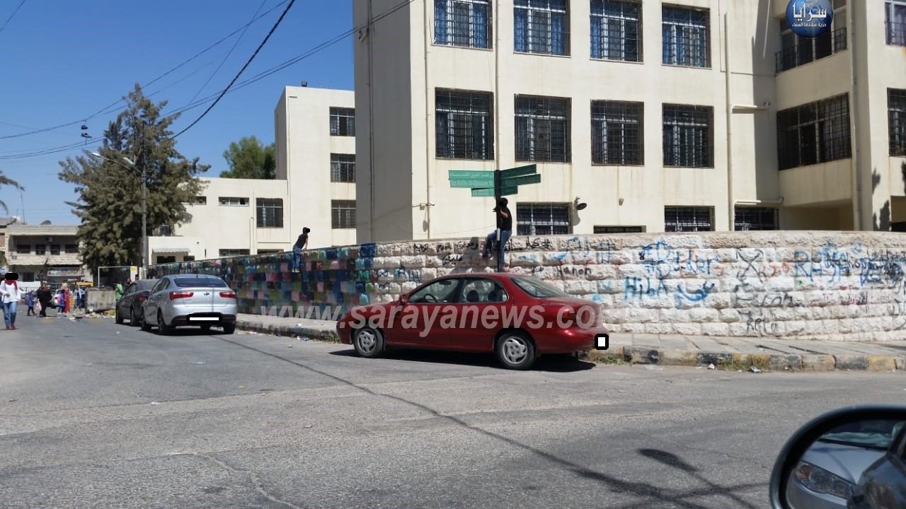 بالصور  ..  طلاب مدارس في جبل الحسين يضايقون الطالبات و يقفزون عن اسوار مدارس الاناث 