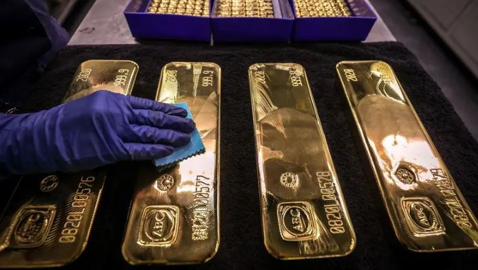 الذهب يرتفع بعد خفض الفائدة الأمريكية والفضة تبلغ مستوى قياسيا جديدا