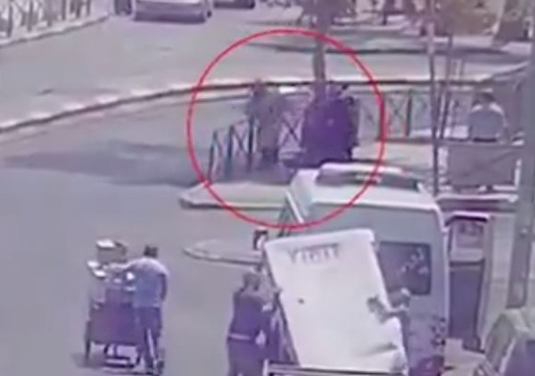 بالفيديو  ..  الإعلام الصهيوني ينشر فيديو لعملية طعن جندي بالقدس