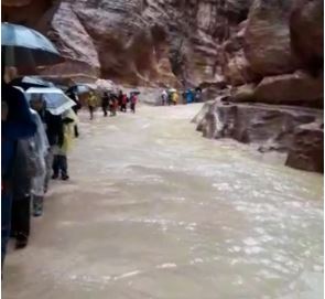بالفيديو  ..  شاهدوا كيف تعامل السياح مع السيول التي داهمتهم بالبترا