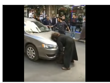 ضبط المتسولة التي أوقفت المرور وازعجت المارة بوسط البلد