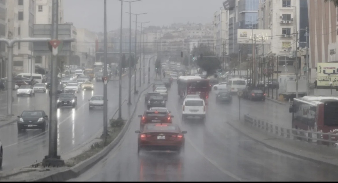 تقلبات جوية مفاجئة: زخات مطرية رعدية وغبار يضربان المملكة اعتبارا من الليلة