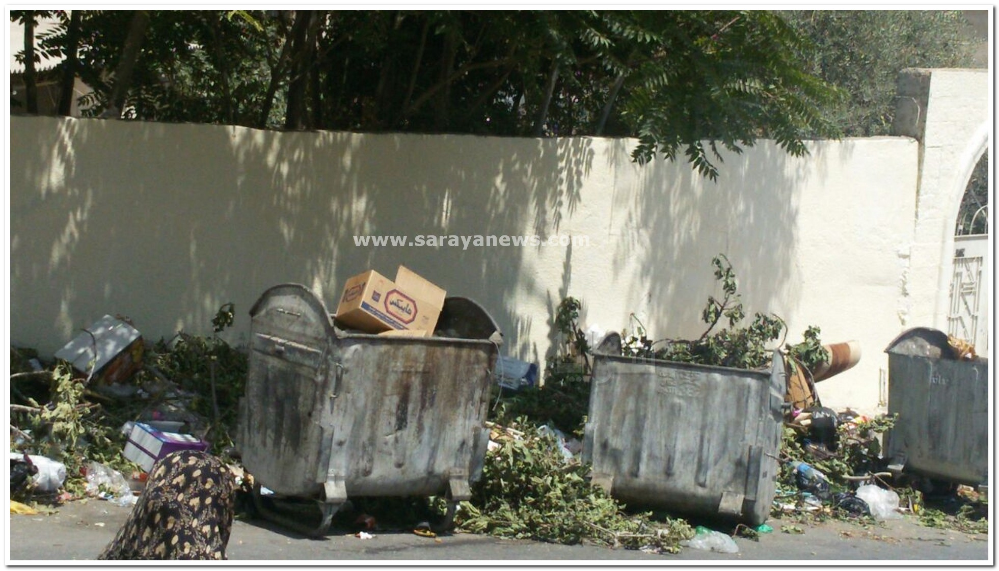 بالصور  ..  اكوام نفايات امام مسجد اويس القرني في جبل القصور  ..  فأين امانة عمان !