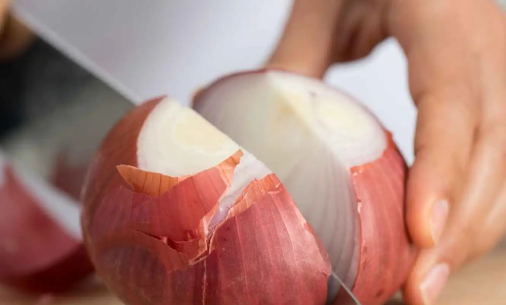 ليس مجرد نكهة ..  ماذا يحدث لجسمك عند تناول البصل؟