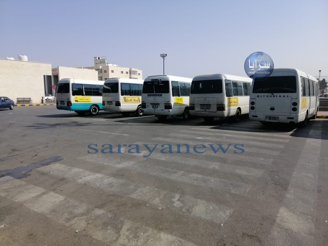 بالصور ..  اربد : تواصل إضراب باصات النقل العام "الكوستر" في مجمع عمان الجديد